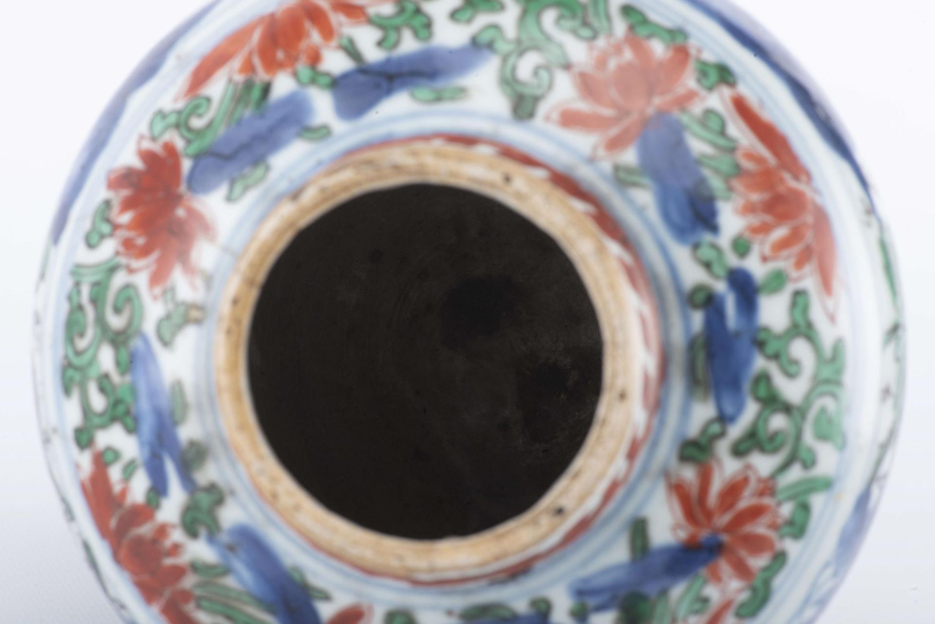 Jarre en porcelaine de Chine à décor en Wucai, fin de l'époque Ming - Image 12 of 22