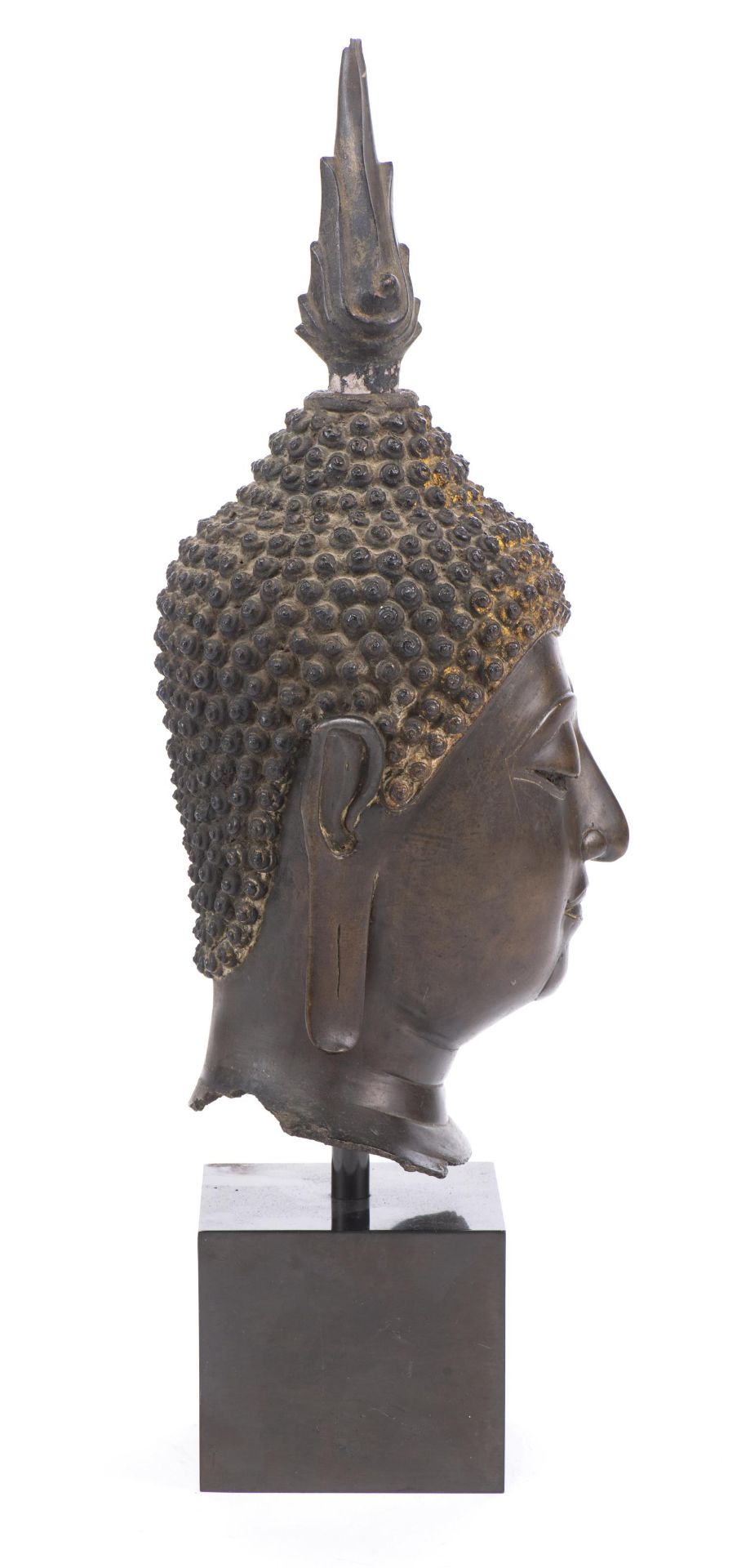 Tête thaï en bronze à patine brune de style Ayutthaya (Chieng Sèn) - Image 3 of 10