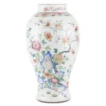 Vase en porcelaine de Chine à décor en famille rose, époque Qing