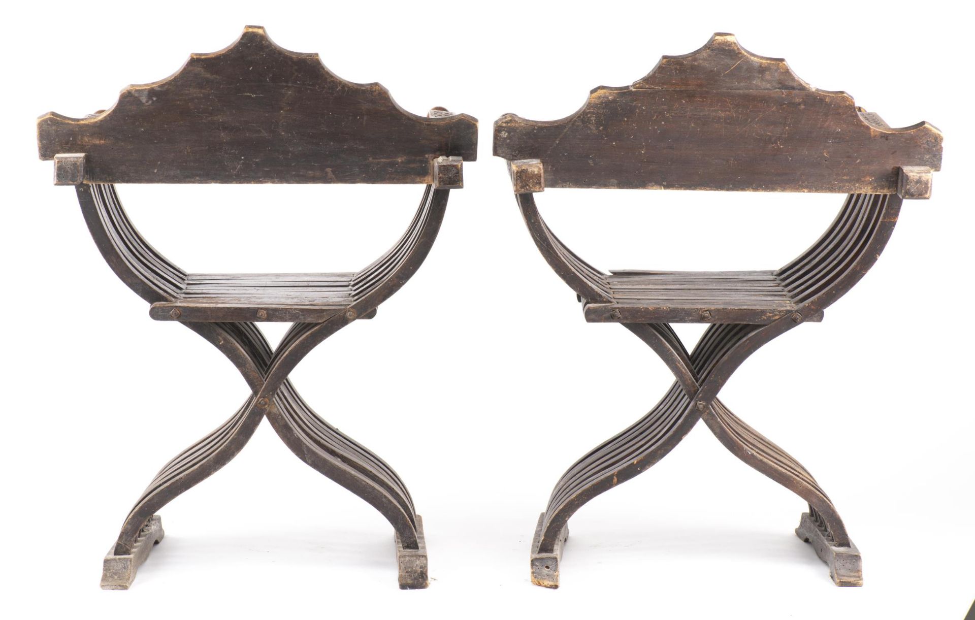 Rare paire de sièges pliants à lamelles dits Savonarole - Image 4 of 20