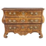 Commode (tombeau) baroque bombée hollandaise marquetée toutes faces