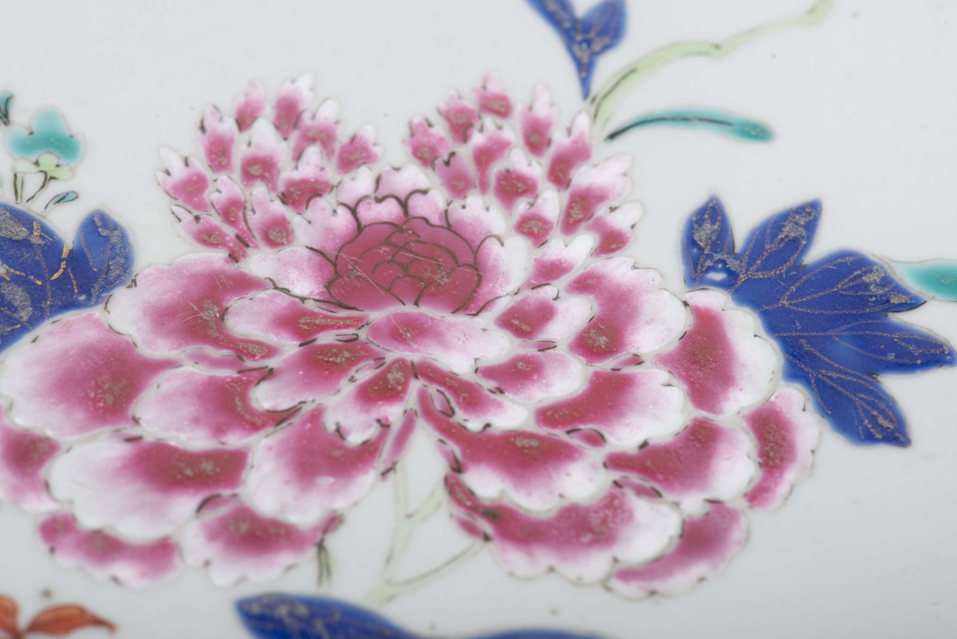 Grande coupe en porcelaine de Chine à décor en famille rose, époque Yongzheng - Image 5 of 6