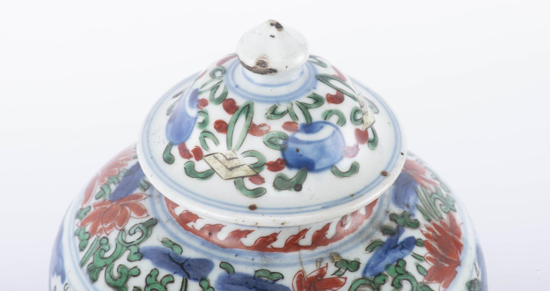 Jarre en porcelaine de Chine à décor en Wucai, fin de l'époque Ming - Image 7 of 22