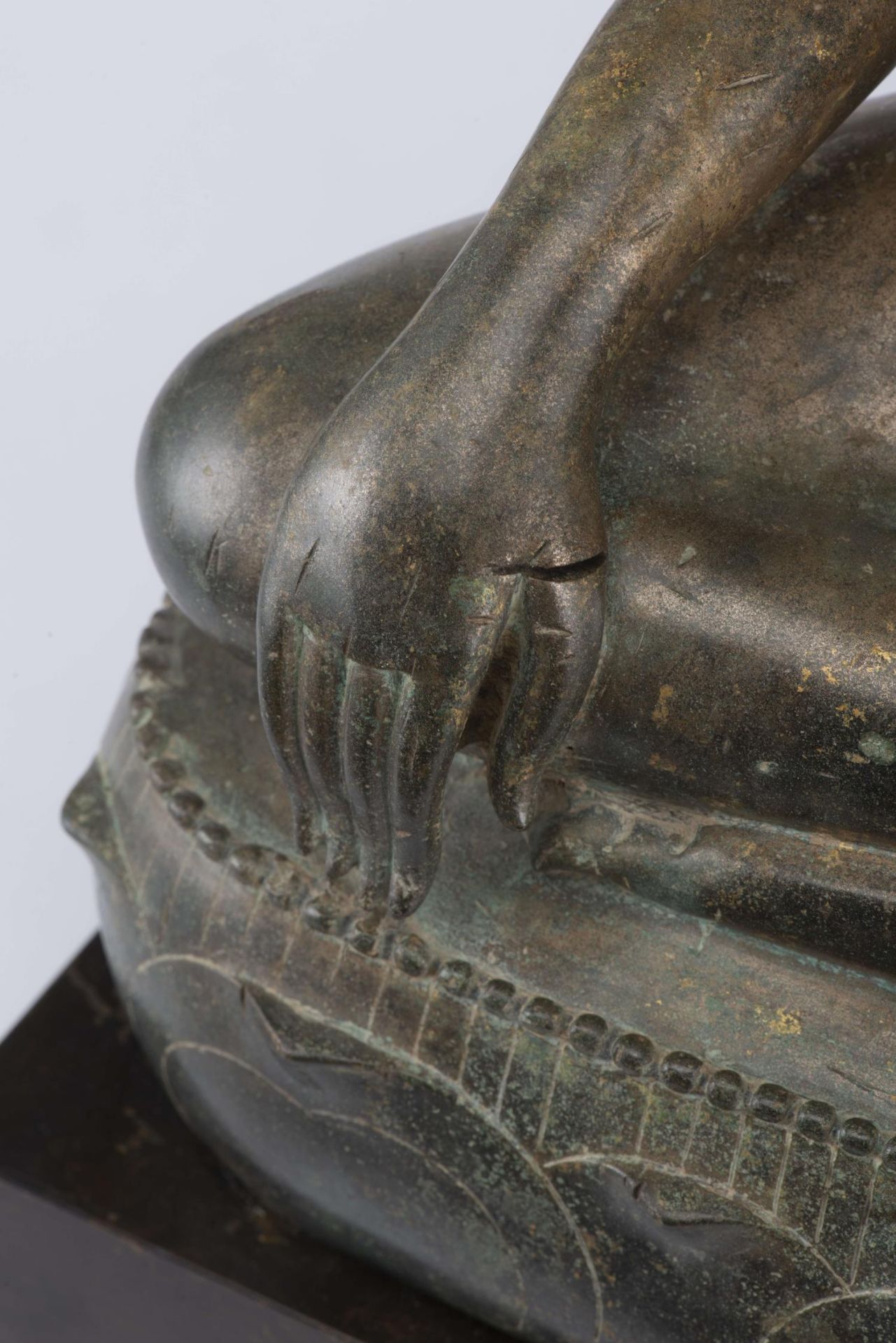 Buddha Thaï Sakyamuni (Maravijaya) en bronze à patine verte de la période Chien Saen, XIVe - Image 13 of 18