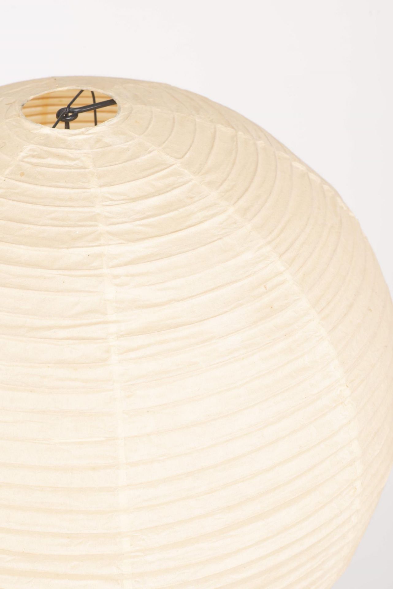 Isamu Noguchi (1904-1988), lampadaire en fer, papier Washi et bambou - Image 6 of 8