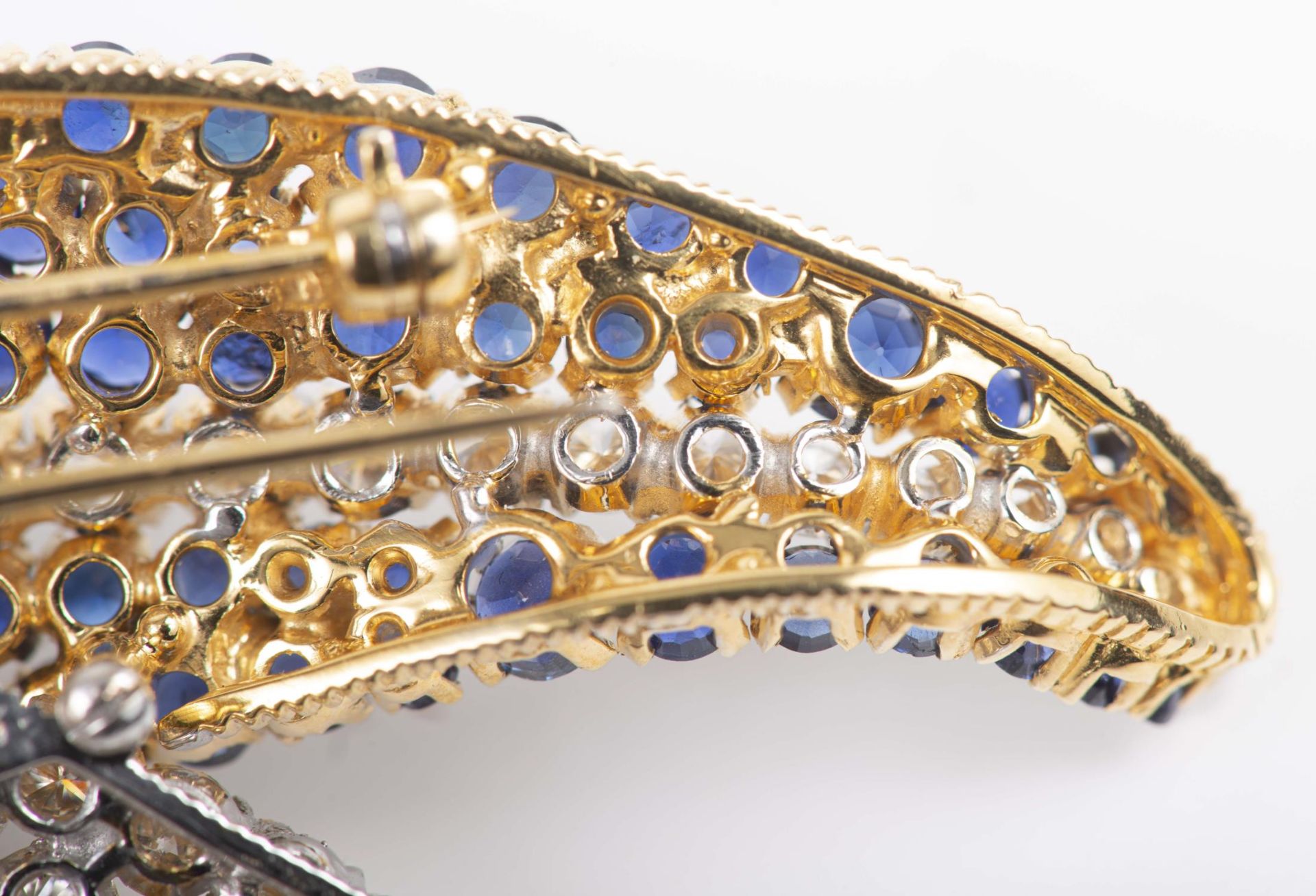 VAN CLEEF & ARPELS, broche double feuille en or et platine avec diamants et saphirs - Image 16 of 18