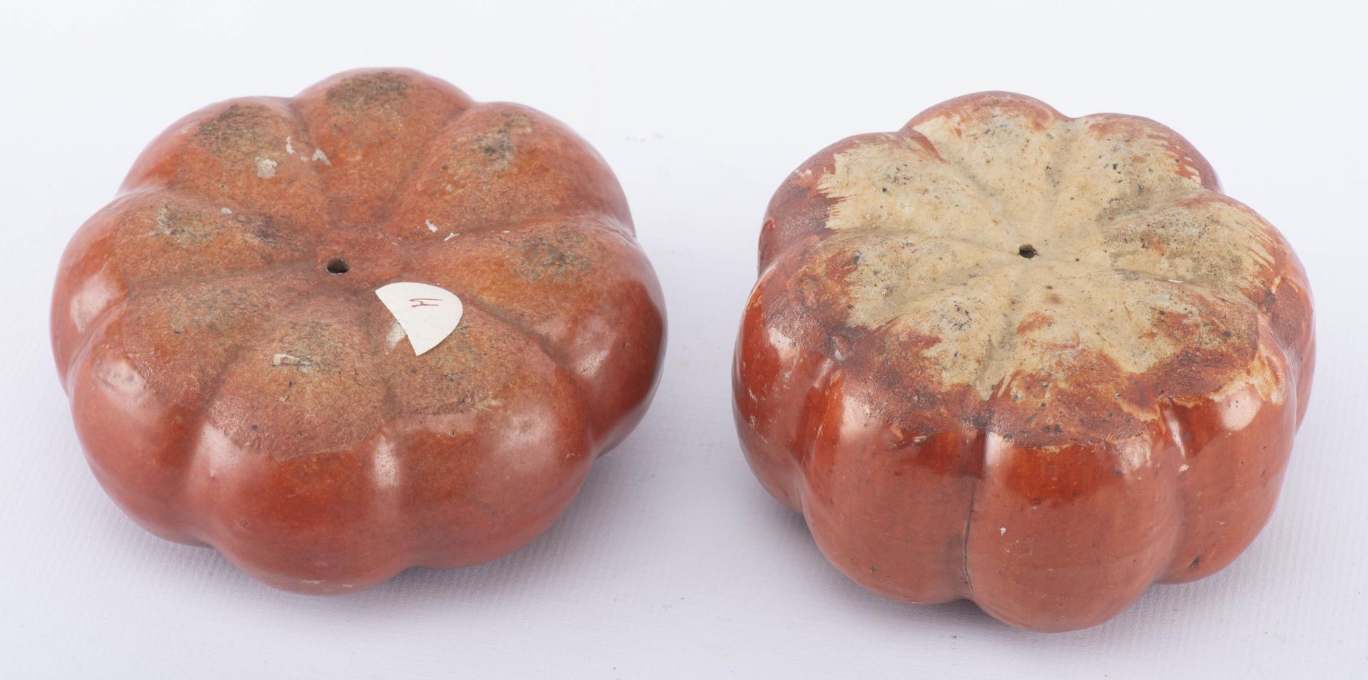 Deux citrouilles en porcelaine de Chine à couverte corail, XIXe - Image 6 of 14