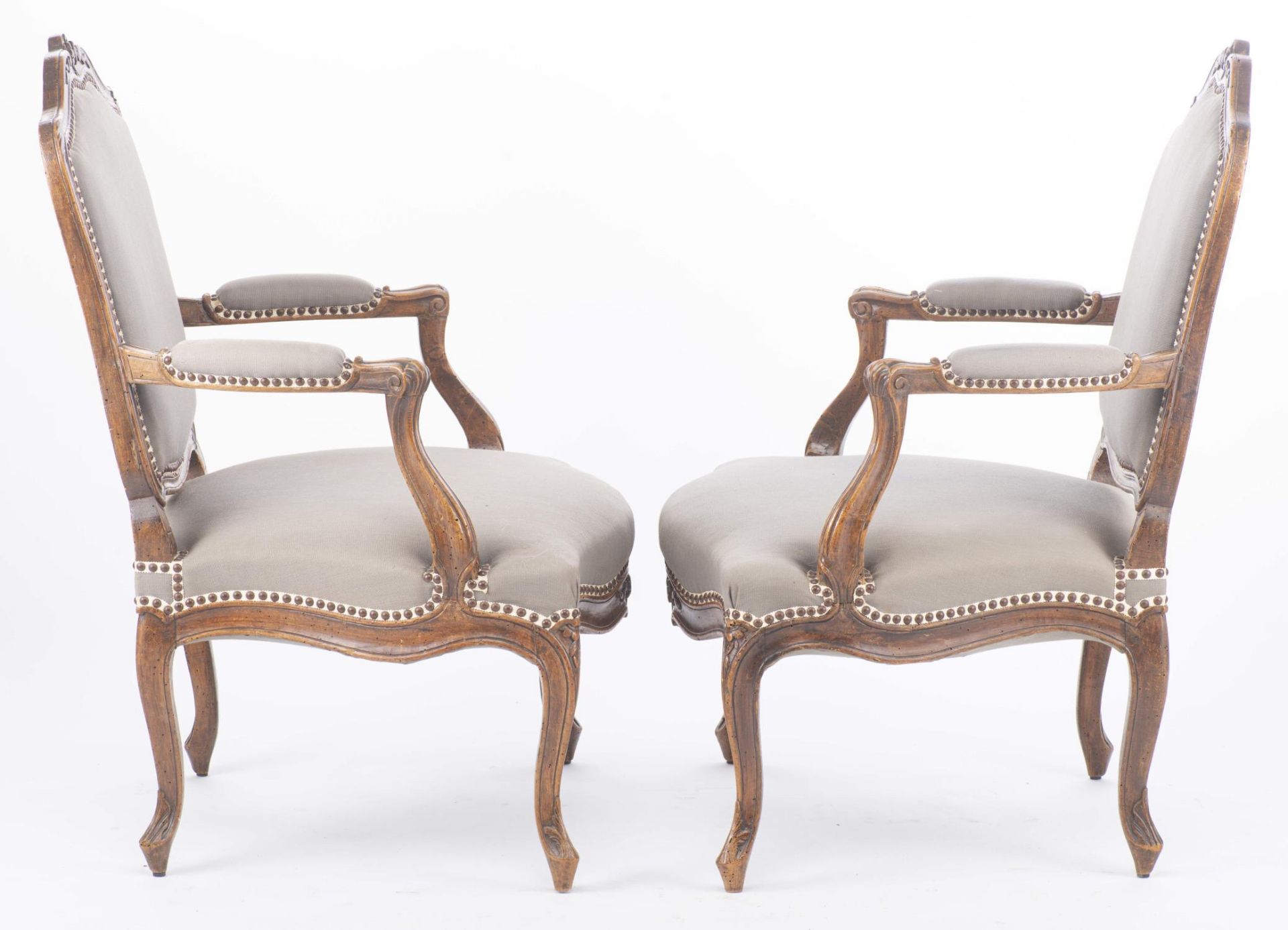 Paire de fauteuils d'époque Louis XV en bois de hêtre - Image 7 of 28