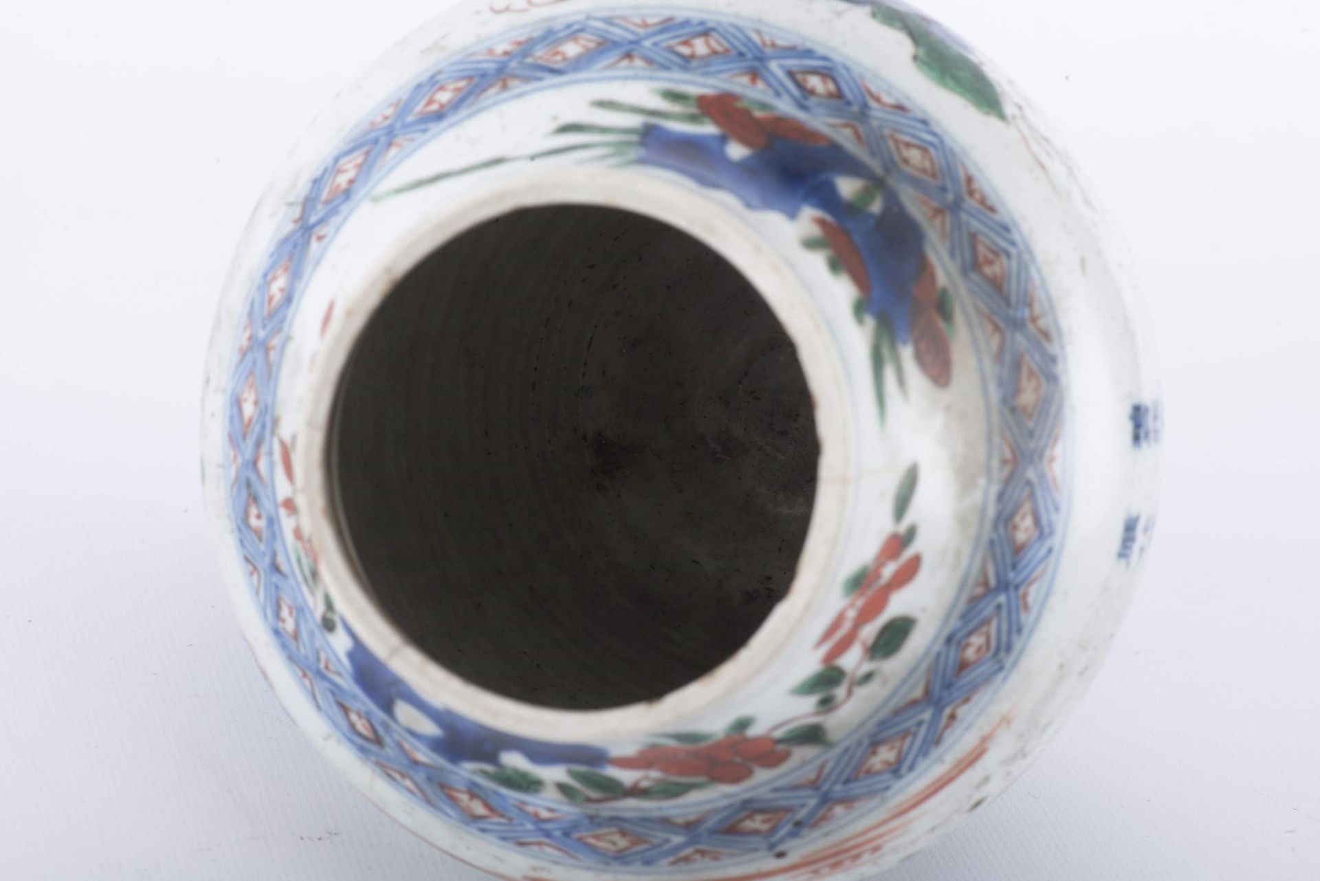 Jarre en porcelaine de Chine à décor en Wucai, Epoque Qing, Shunzhi/début Kangxi circa 1650-65 - Image 12 of 24