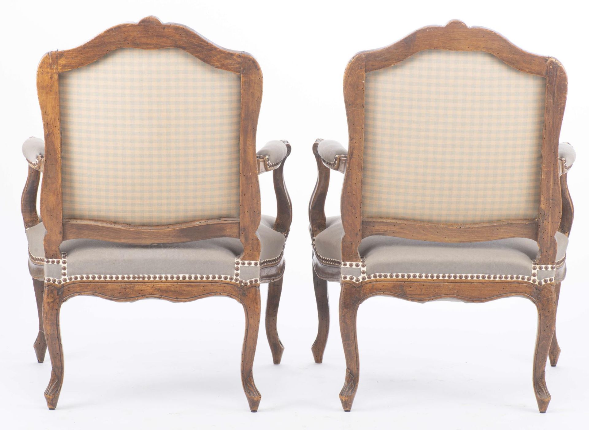 Paire de fauteuils d'époque Louis XV en bois de hêtre - Image 6 of 28