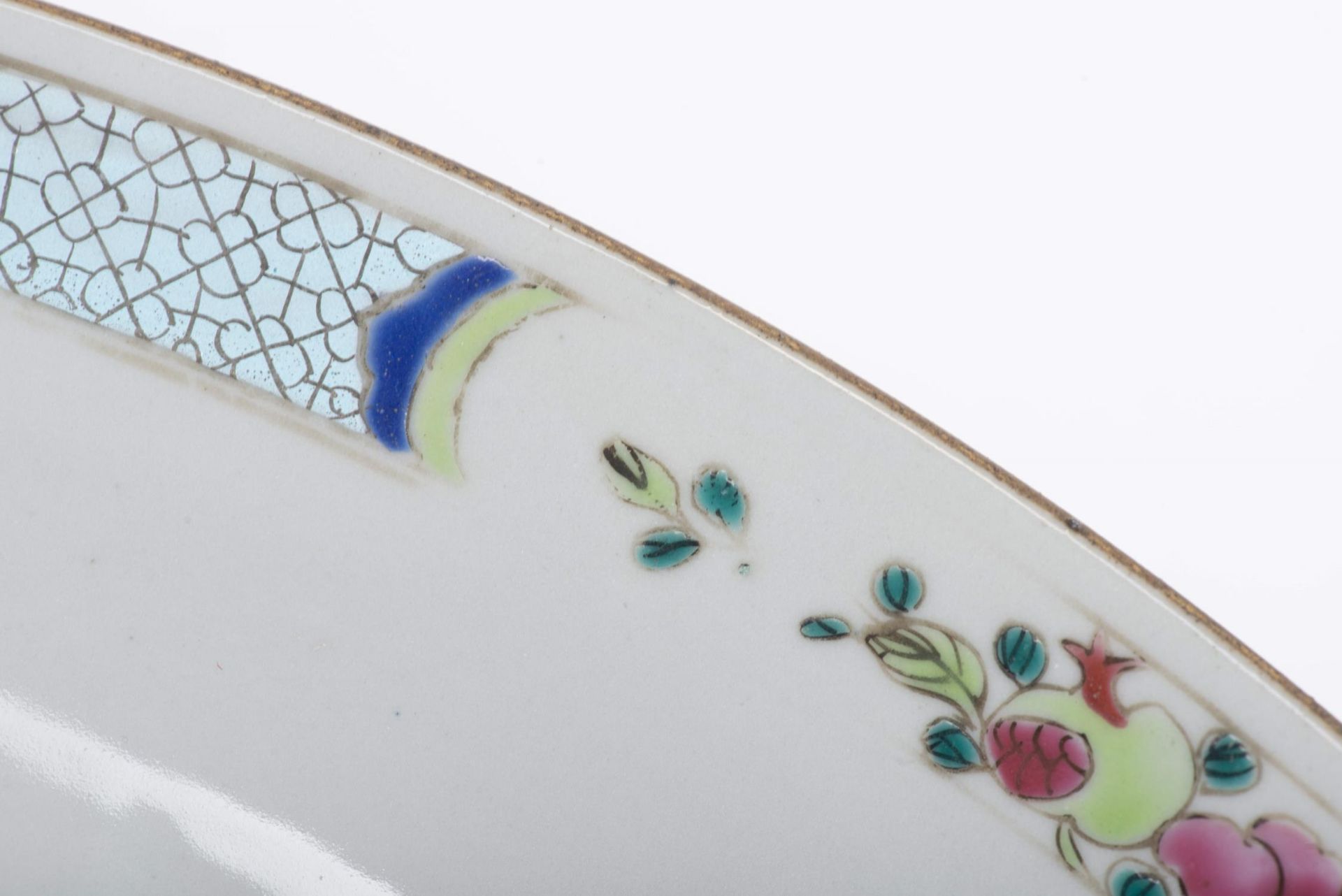 Grande coupe en porcelaine de Chine à décor en famille rose, époque Yongzheng - Image 6 of 6