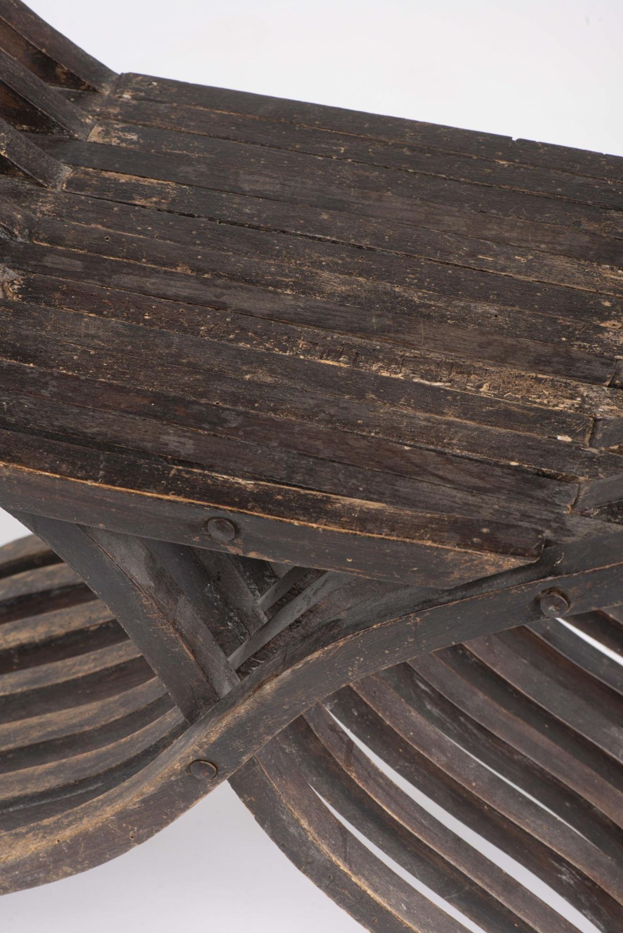 Rare paire de sièges pliants à lamelles dits Savonarole - Image 10 of 20