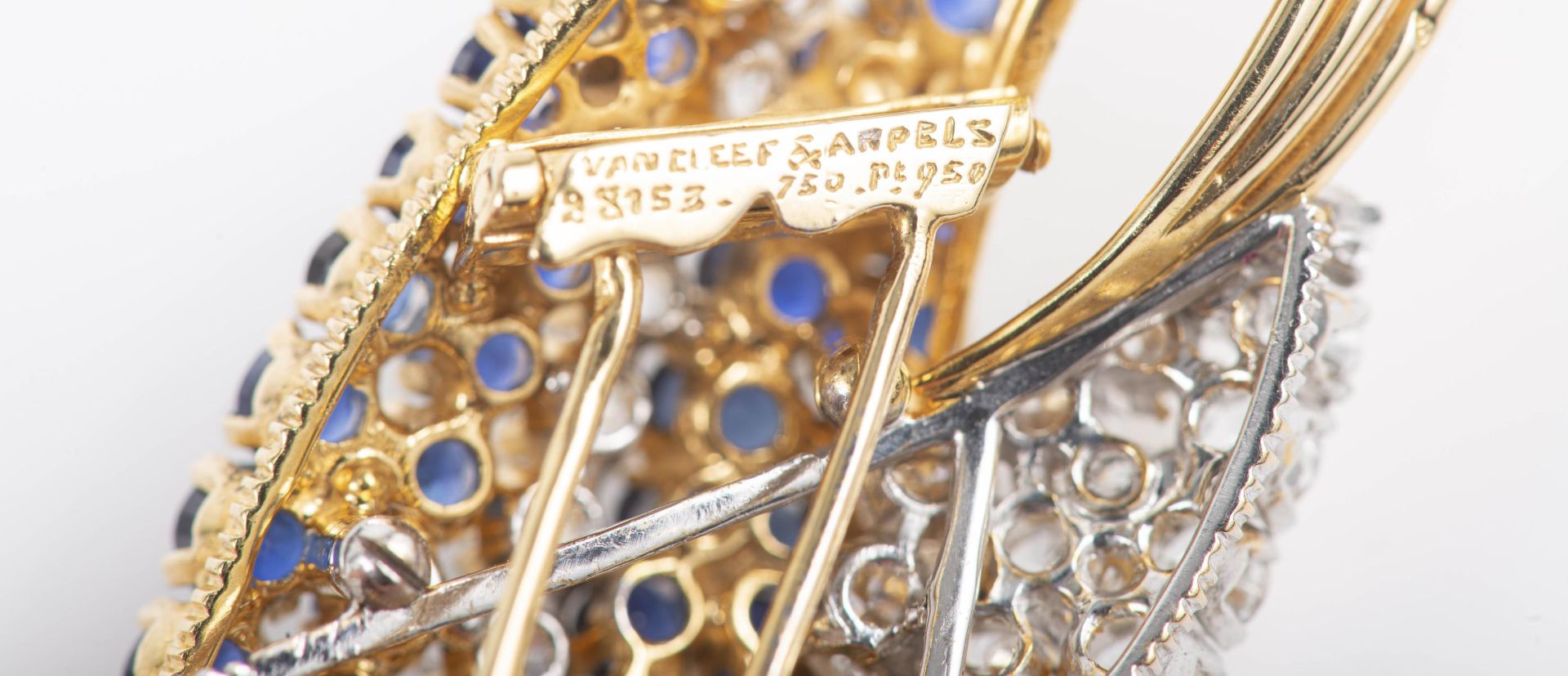VAN CLEEF & ARPELS, broche double feuille en or et platine avec diamants et saphirs - Image 17 of 18