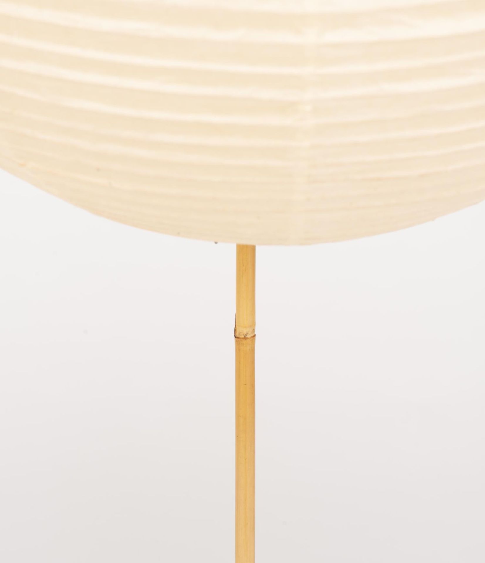 Isamu Noguchi (1904-1988), lampadaire en fer, papier Washi et bambou - Image 8 of 8