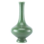 Vase en porcelaine de Chine à couverte vert pomme, époque Kangxi