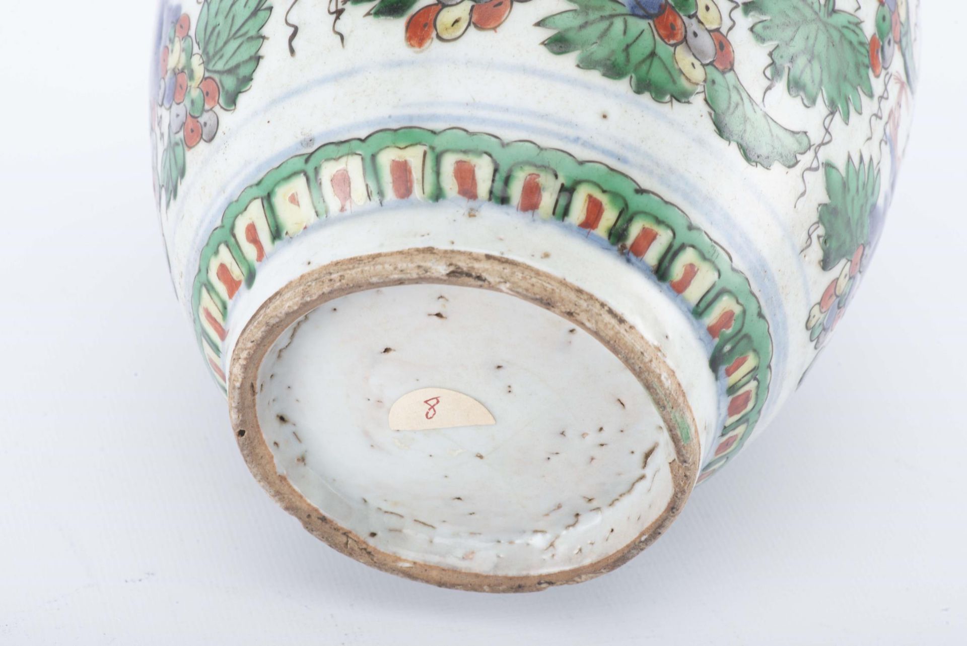Jarre en porcelaine de Chine à décor en Wucai, fin de l'époque Ming - Image 10 of 22