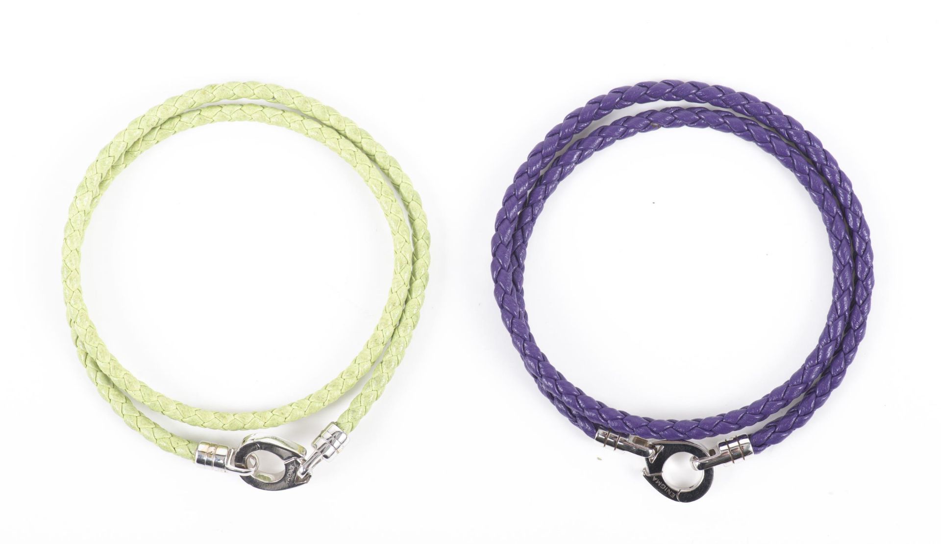 ENIGMA by Gianni Bulgari, paire de bracelets en cuir tressé (divers coloris) et fermoir or gris - Image 8 of 18