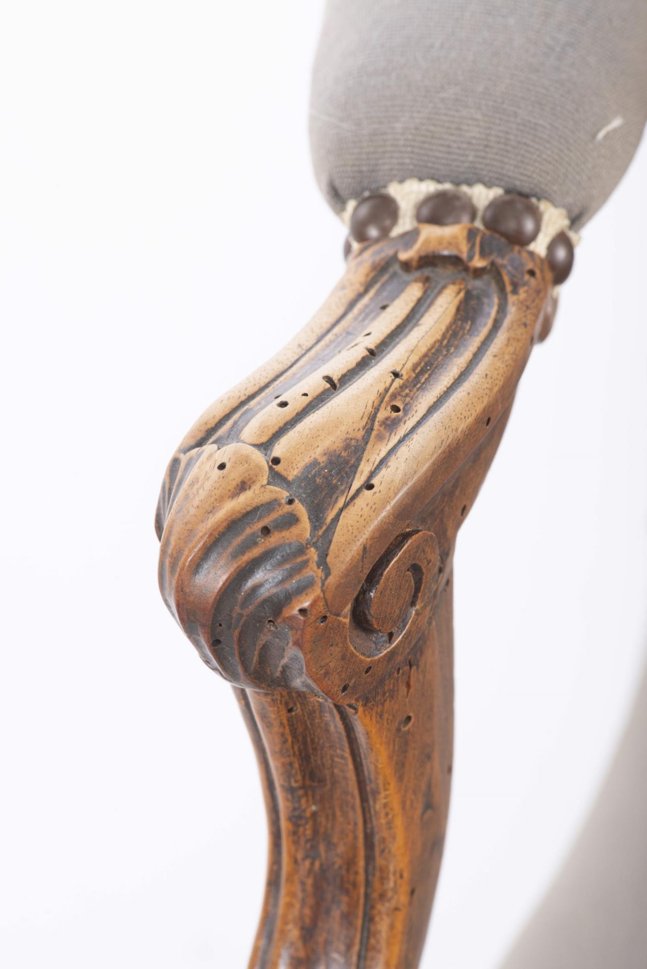 Paire de fauteuils d'époque Louis XV en bois de hêtre - Image 18 of 28