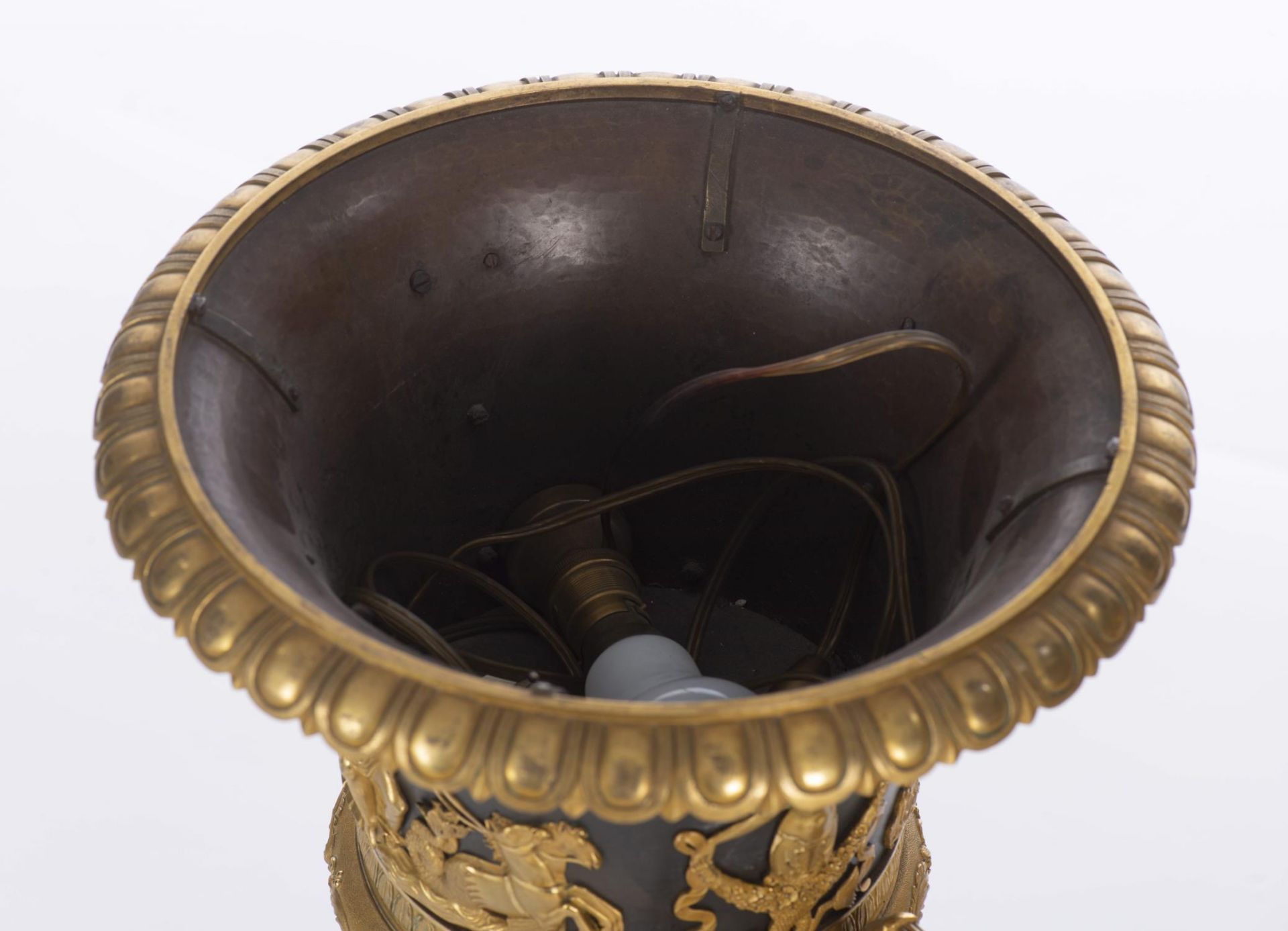 Paire d'urnes de forme Médicis en métal noir et décor en bronze doré - Bild 10 aus 22