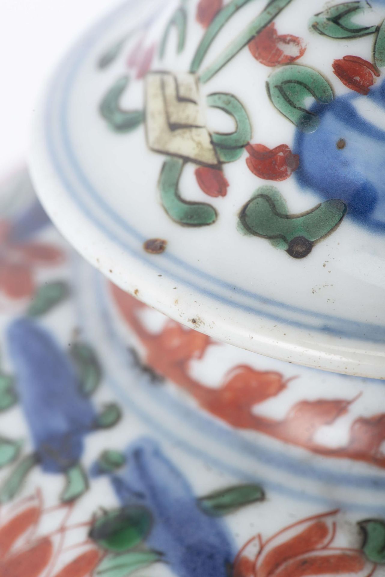 Jarre en porcelaine de Chine à décor en Wucai, fin de l'époque Ming - Image 17 of 22