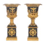 Paire d'urnes de forme Médicis en métal noir et décor en bronze doré