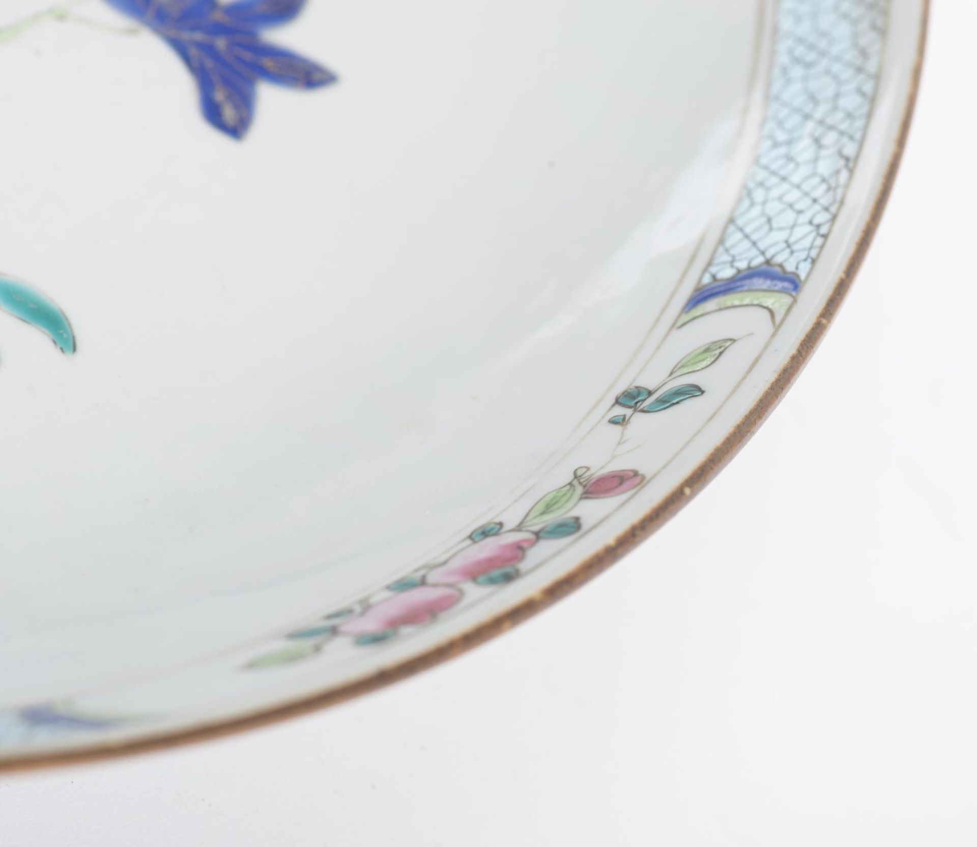 Grande coupe en porcelaine de Chine à décor en famille rose, époque Yongzheng - Image 4 of 6