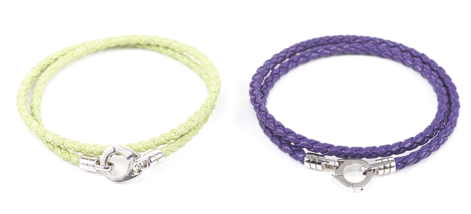 ENIGMA by Gianni Bulgari, paire de bracelets en cuir tressé (divers coloris) et fermoir or gris