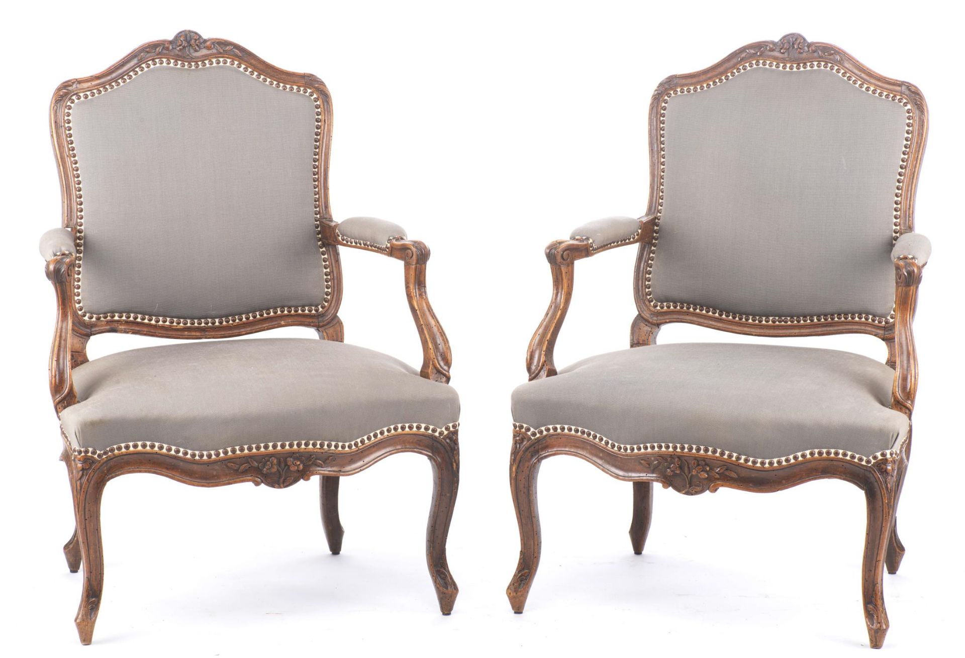 Paire de fauteuils d'époque Louis XV en bois de hêtre - Image 2 of 28