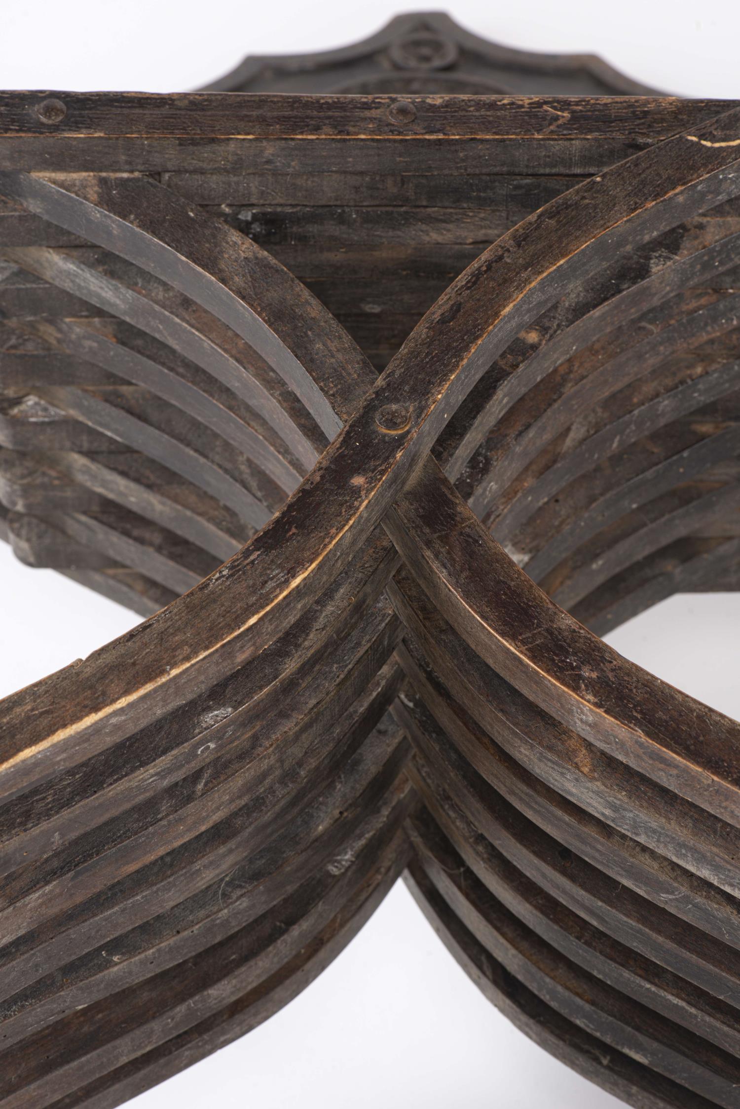 Rare paire de sièges pliants à lamelles dits Savonarole - Image 7 of 20