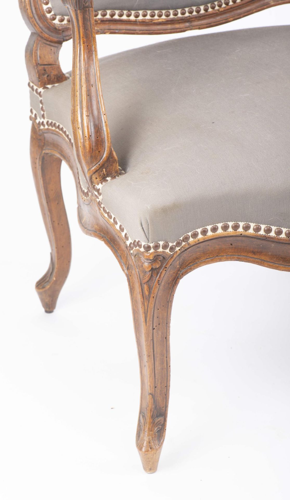 Paire de fauteuils d'époque Louis XV en bois de hêtre - Image 11 of 28