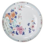 Grande coupe en porcelaine de Chine à décor en famille rose, époque Yongzheng