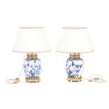 Paire de lampes en porcelaine de Chine, marque Kangxi