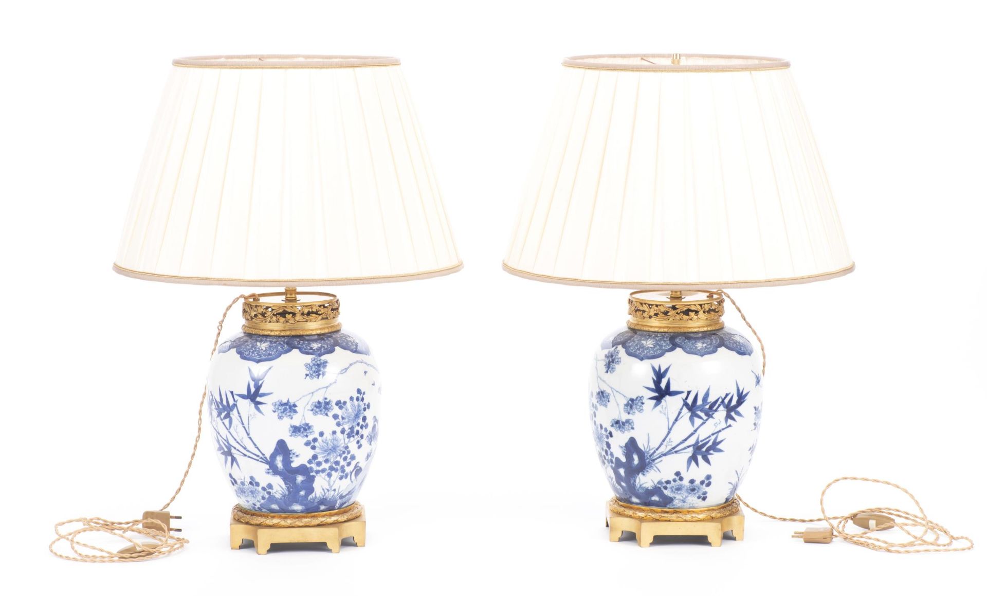 Paire de lampes en porcelaine de Chine, marque Kangxi