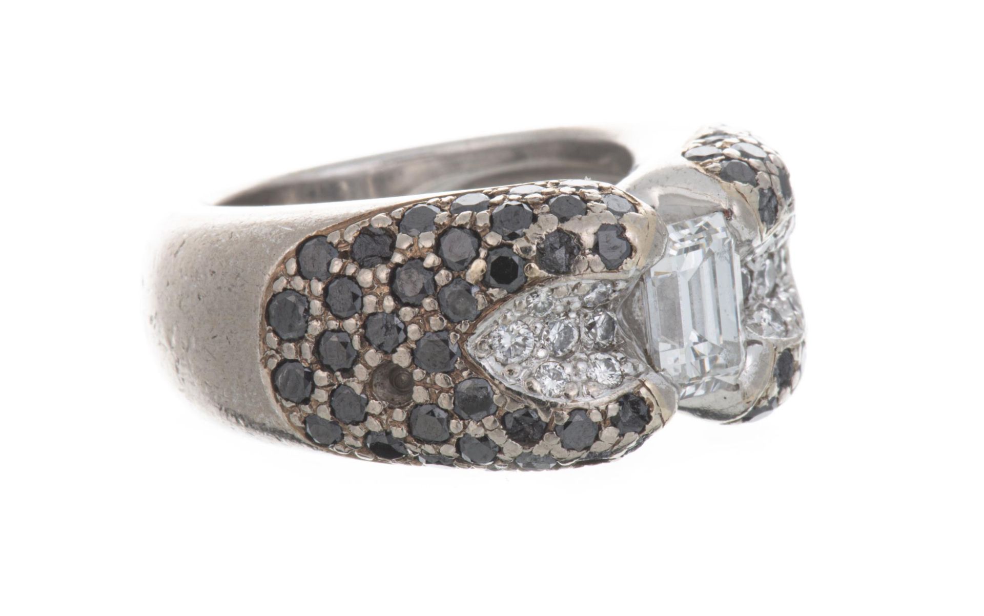 Bague en or gris avec un diamant central de taille émeraude entouré de diamants et un pavage de... - Image 2 of 5