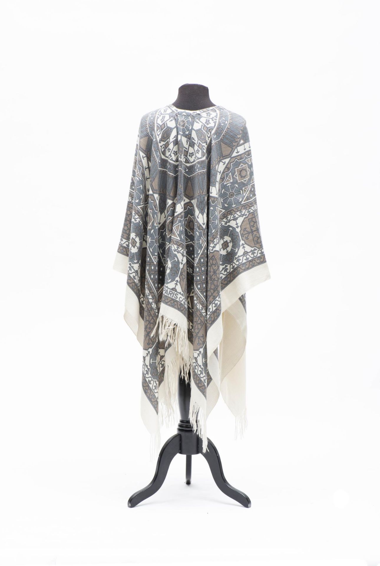 HERMES Paris. Châle poncho cachemire et soie par Rybal... - Image 2 of 7