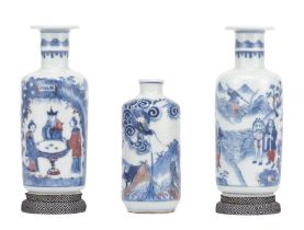 CHINE, Trois petits vases en porcelaine de Chine en bleu et rouge sous couverte...