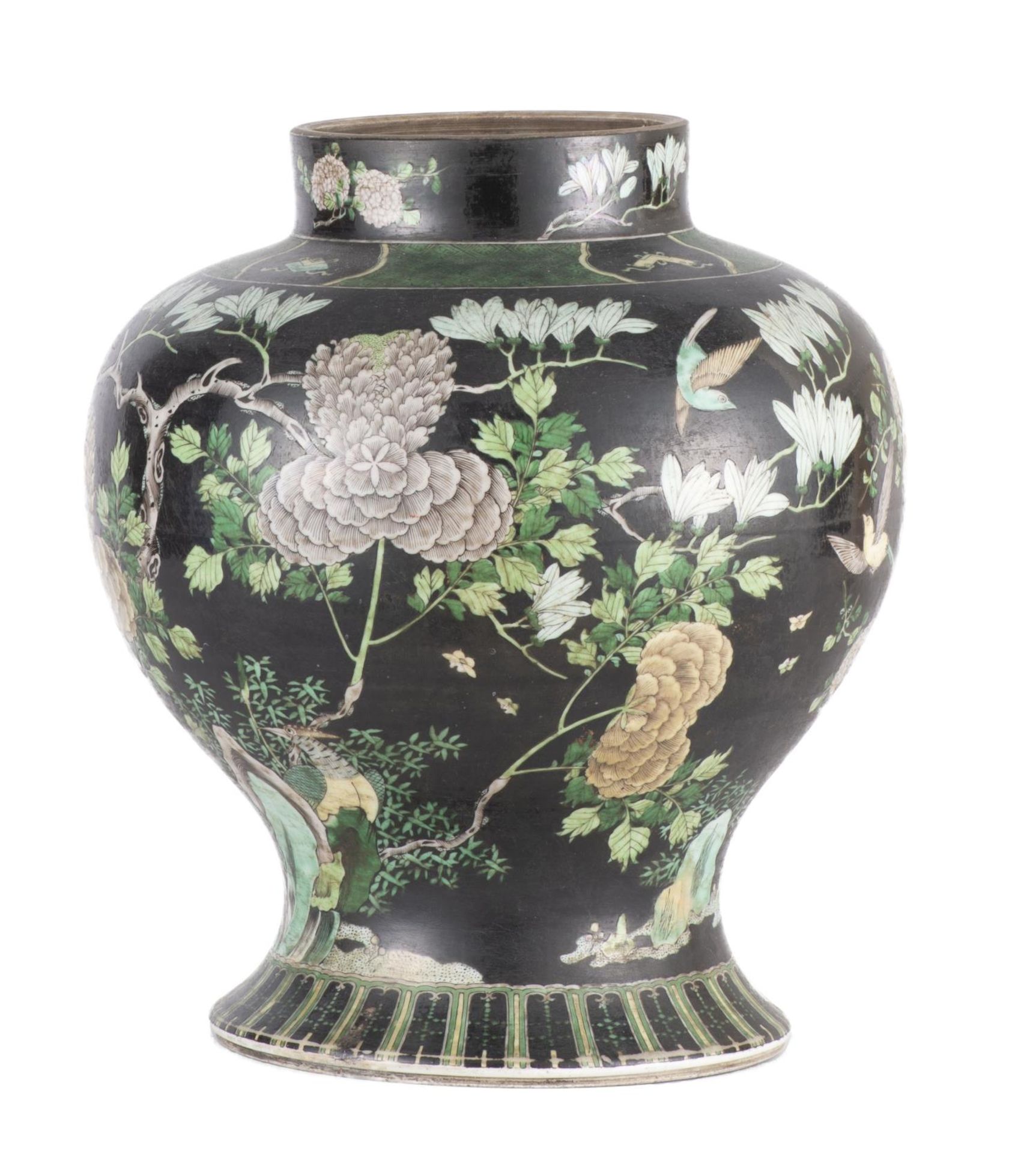 CHINE, Lampe &amp;agrave; pied en porcelaine de Chine, famille noire. Fin des Qing... - Image 2 of 6