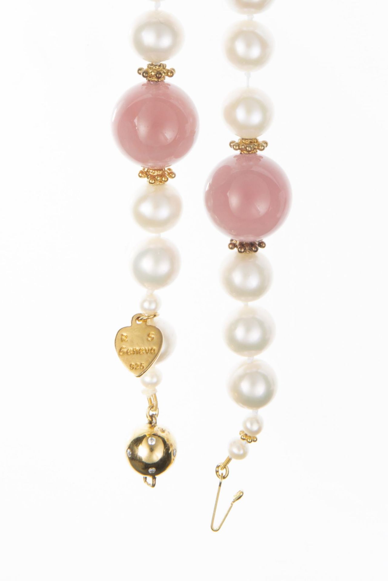 Collier de perles et quartz rose de Madagascar, sign&amp;eacute; R&amp;eacute;gine S.... - Image 3 of 3