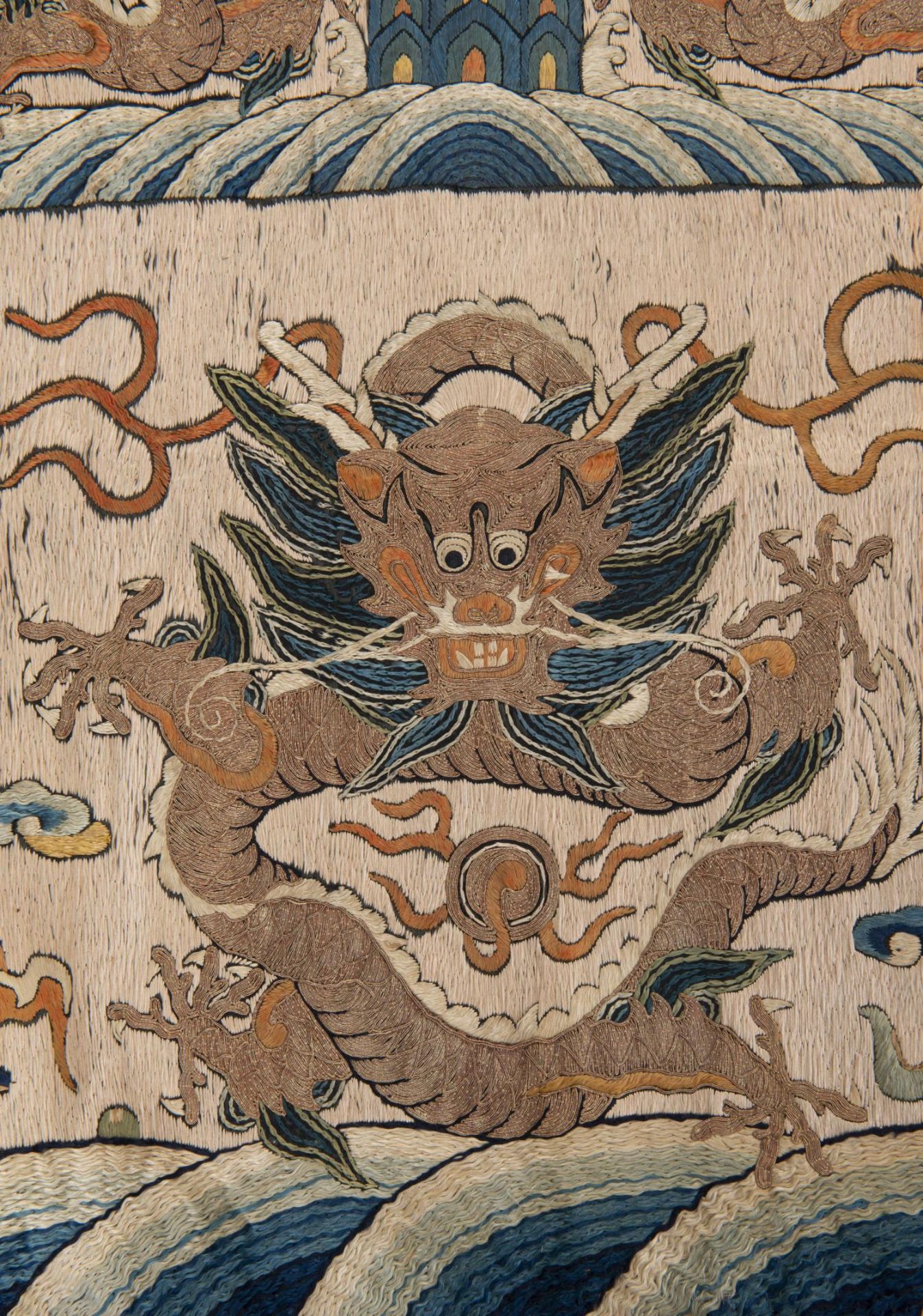 CHINE, Broderie chinoise avec dragons au-dessus des flots... - Image 3 of 5