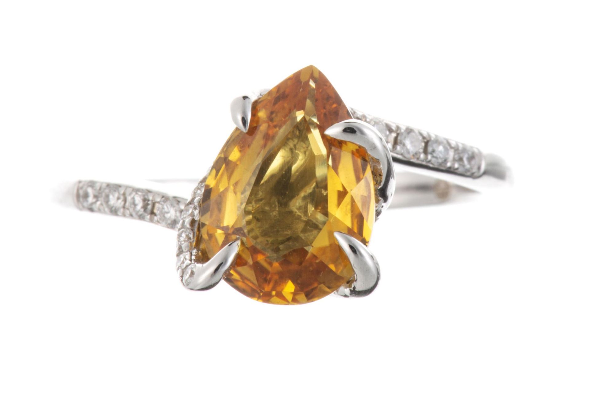 DIANA CARMICHAEL, Bague en or gris avec saphir (vivid yellow) non chauffé en forme poire...