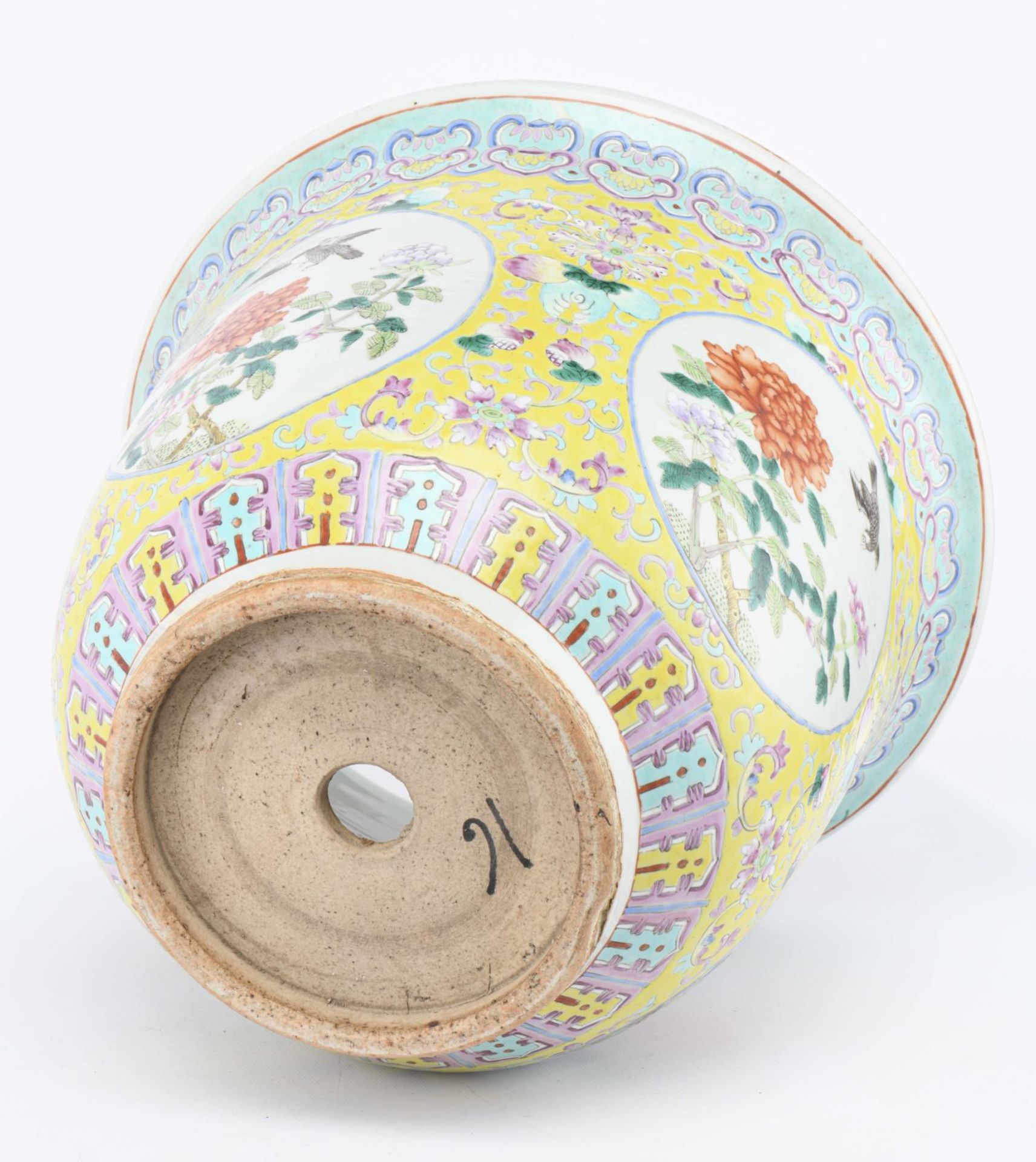 CHINE, Cache-pot en porcelaine &amp;agrave; d&amp;eacute;cor en famille rose, fin des Qing XIX&amp;e - Image 5 of 6