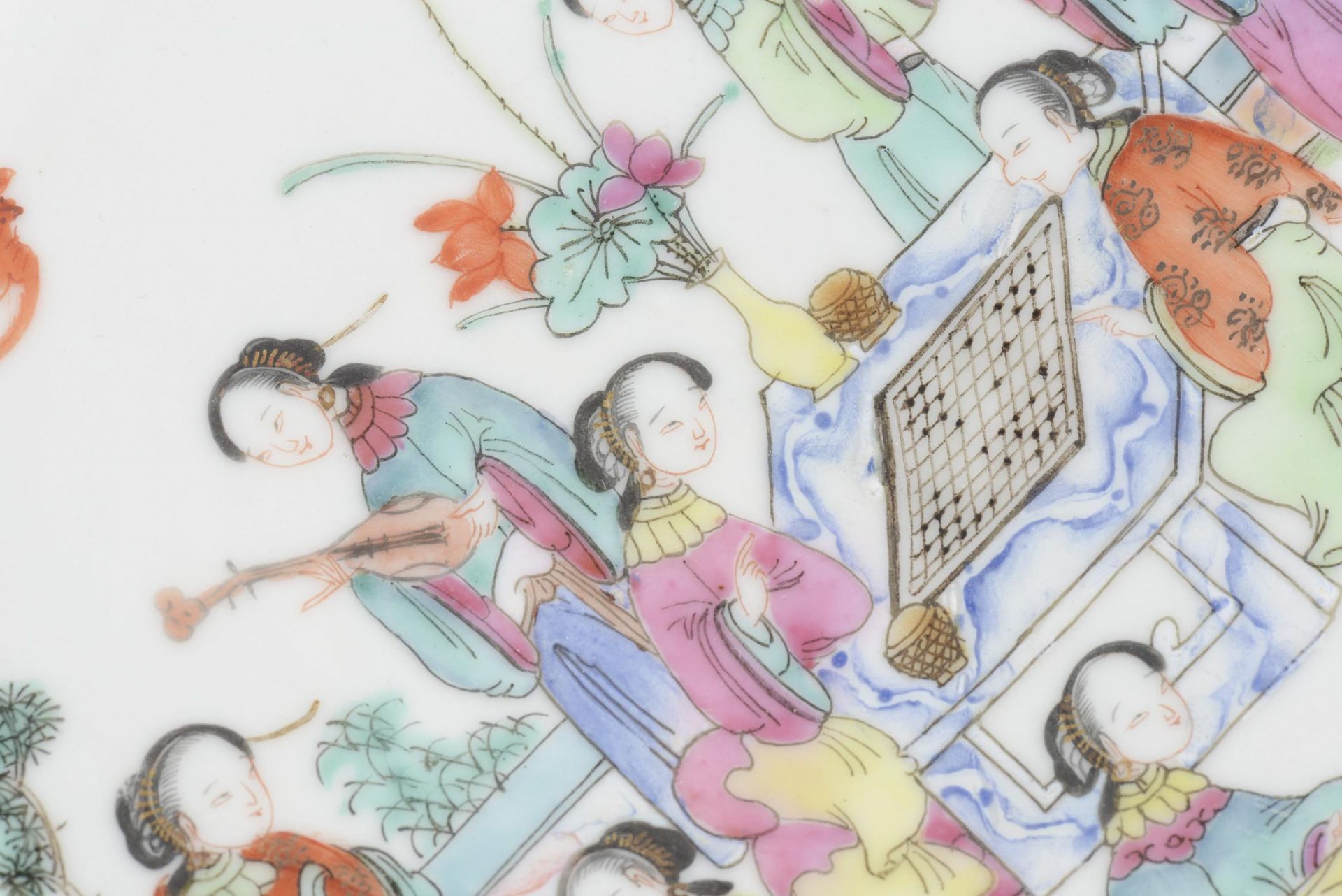CHINE, Pot couvert à deux anses à décor en famille rose... - Image 6 of 19