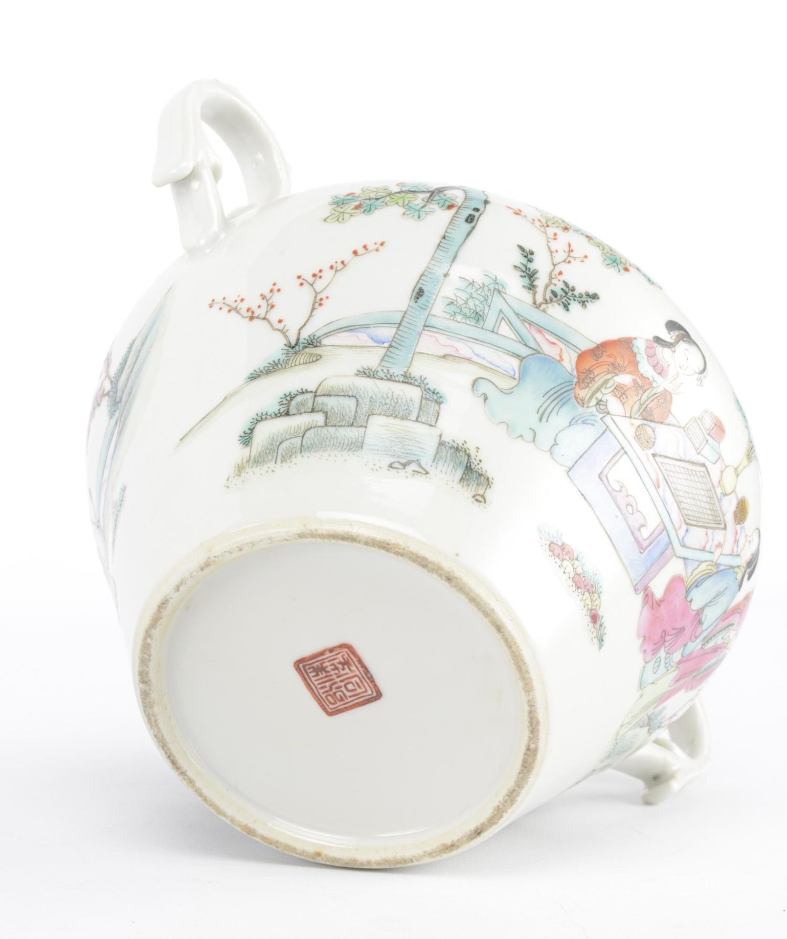 CHINE, Pot couvert à deux anses à décor en famille rose... - Image 16 of 19