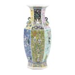 CHINE, Vase hexagonal en porcelaine, Fin des Qing...