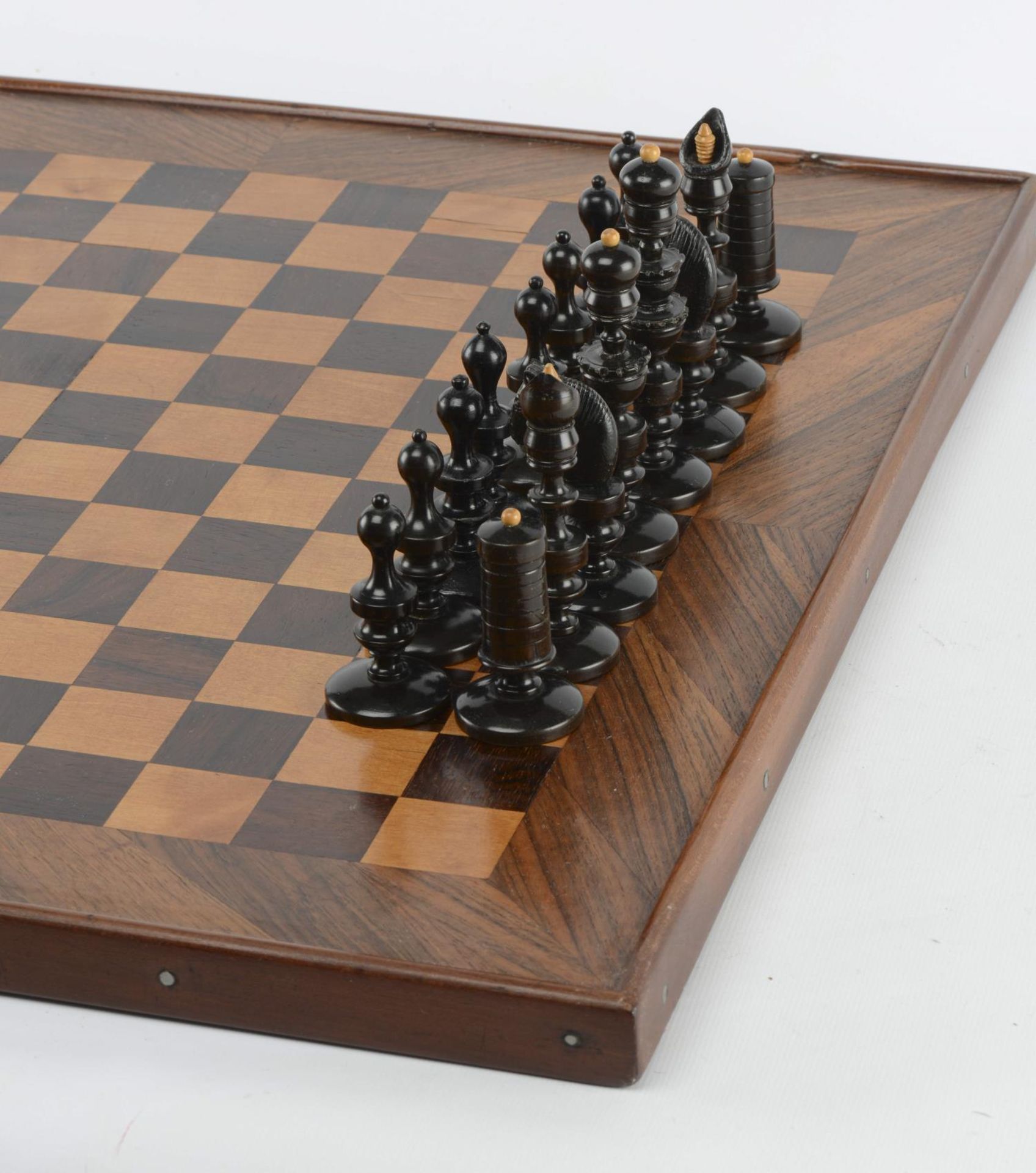 Autriche XIXème, Jeu d'échecs à plateau échiquier anglais et pions en bois teinté... - Image 3 of 5