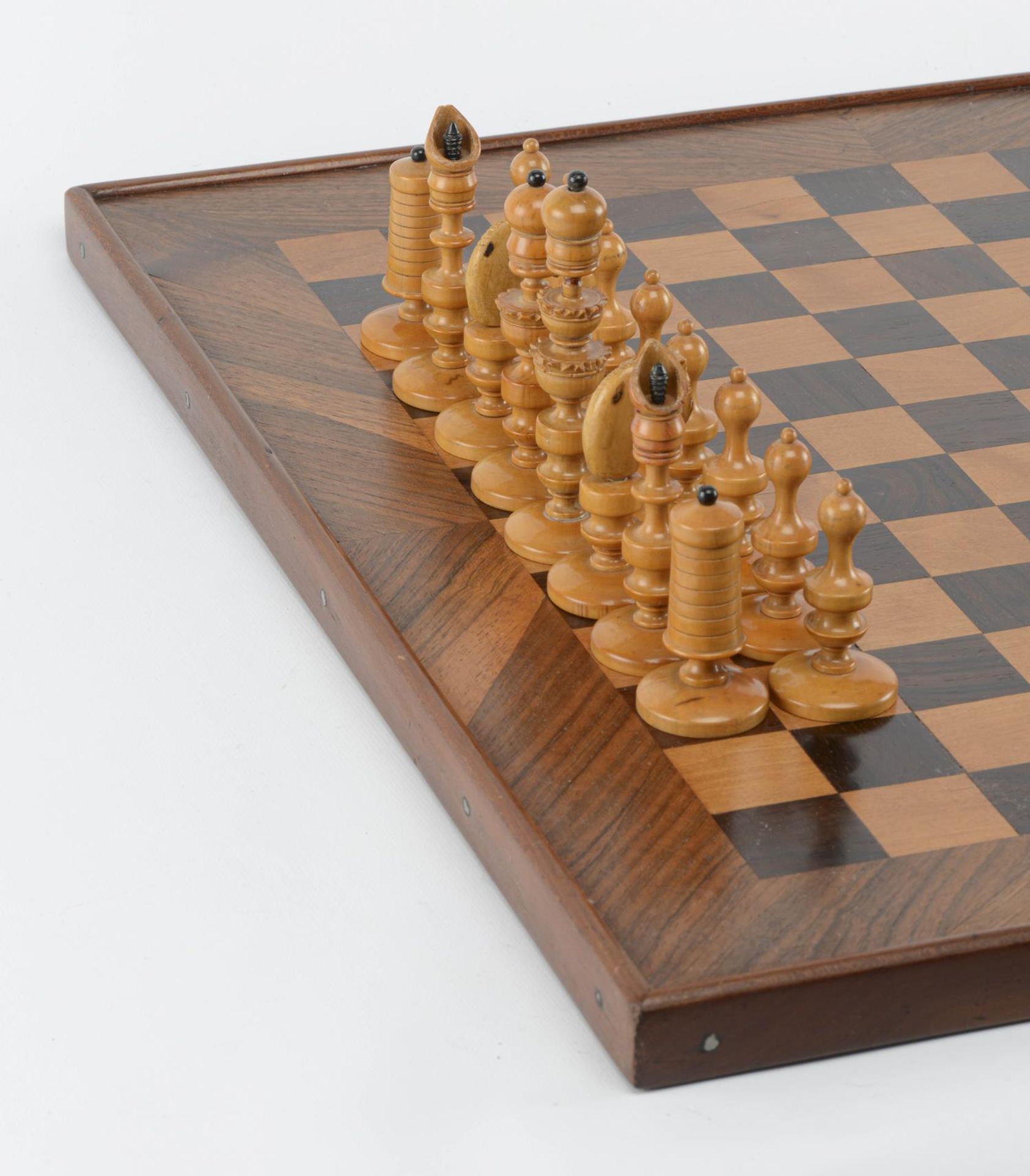 Autriche XIXème, Jeu d'échecs à plateau échiquier anglais et pions en bois teinté... - Image 2 of 5