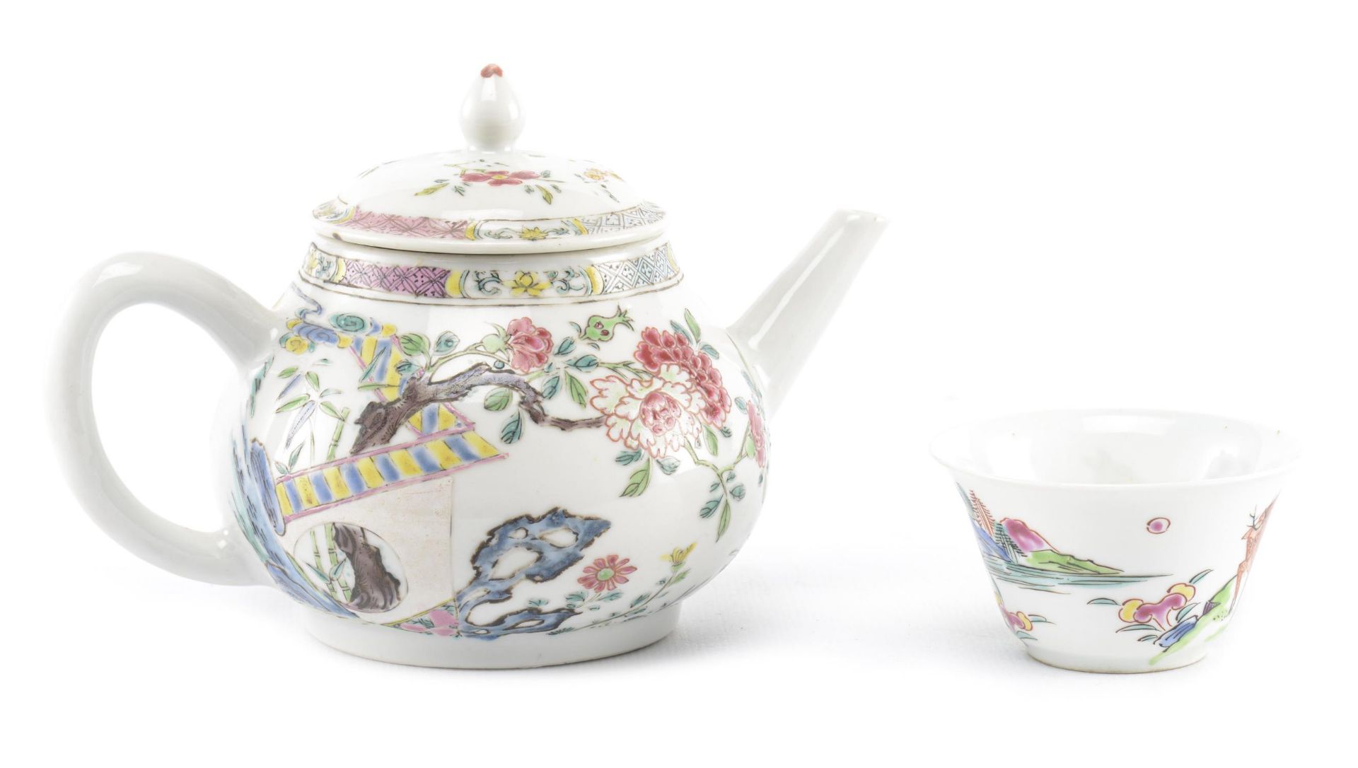 CHINE, Th&amp;eacute;i&amp;egrave;re en porcelaine, Epoque Qianlong XVIII&amp;egrave;me...