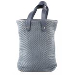 HERMES, Sac en cuir tress&amp;eacute; bleu...