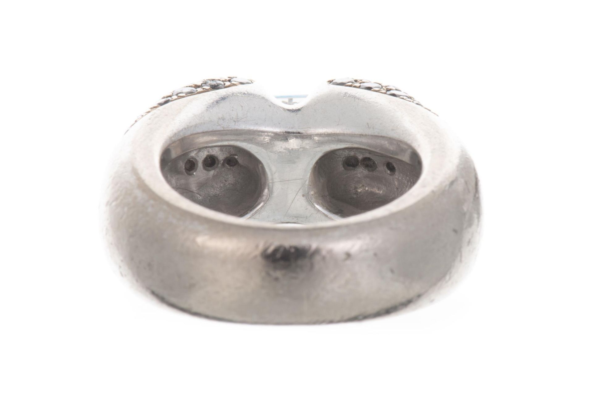 Bague en or gris avec un diamant central de taille émeraude entouré de diamants et un pavage de... - Image 3 of 5