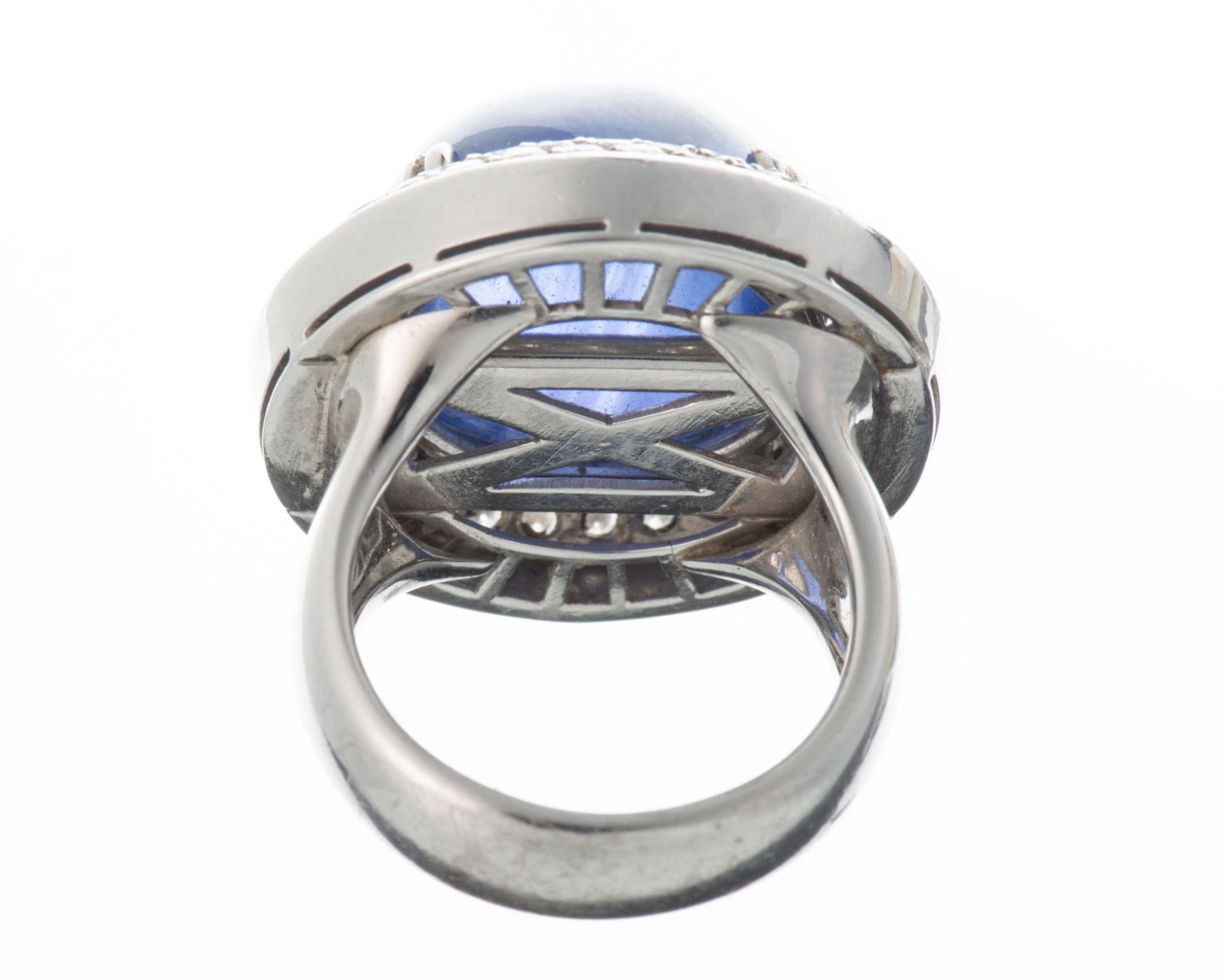 Bague en or gris avec un saphir cabochon central et diamants... - Image 3 of 5